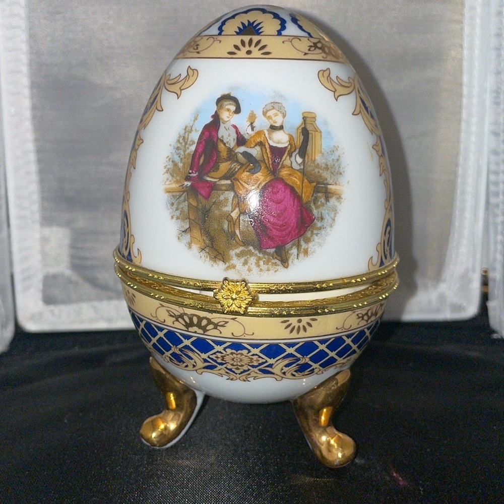 Vecceli egg trinket box with puff (IB-10)
